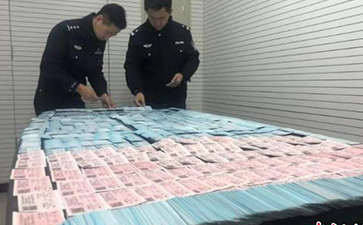 北京鐵警搗毀一制假窩點(diǎn)查獲假火車票2600余張(轉(zhuǎn)自中國(guó)新聞網(wǎng)) 北京鐵路警方8日通報(bào)稱,一個(gè)隱藏在出租房?jī)?nèi)制作假火車票的窩點(diǎn)日前被警方端掉,當(dāng)場(chǎng)繳獲假火車票2600余張。 中新網(wǎng)北京12月8日電 (王海蛟)北京鐵路警方8日通報(bào)稱,一個(gè)隱藏在出租房?jī)?nèi)制作假火車票的窩點(diǎn)日前被警方端掉,當(dāng)場(chǎng)繳獲假火車票2600余張。犯罪嫌疑人唐某已被北京鐵路警方刑事拘留。 據(jù)了解,為切實(shí)維護(hù)廣大旅客合法權(quán)益,嚴(yán)厲打擊涉票違法犯罪活動(dòng),確保2020年春運(yùn)鐵路治安秩序良好,公安部鐵路公安局從2019年12月1日起,在全國(guó)鐵路公安機(jī)關(guān)啟動(dòng)為期80天的打擊倒票“獵鷹-2020”戰(zhàn)役。 據(jù)北京鐵路公安處治安支隊(duì)相關(guān)負(fù)責(zé)人介紹,通過(guò)近一周的摸排調(diào)查工作,12月5日18時(shí)許,治安支隊(duì)在北京市豐臺(tái)區(qū)一平房?jī)?nèi)查獲一處制作假火車票窩點(diǎn),當(dāng)場(chǎng)抓獲嫌疑人唐某。據(jù)唐某交代,他是通過(guò)在互聯(lián)網(wǎng)某網(wǎng)站發(fā)布消息進(jìn)行招攬,然后再根據(jù)客戶要求制作販賣用于報(bào)銷的假火車票,每張收費(fèi)25元至35元不等。隨后,民警又在出租房?jī)?nèi)查獲制假工具,以及制作的半成品假火車票2500余張、已經(jīng)制作完成的假火車票130張。目前,該嫌疑人因涉嫌偽造有價(jià)票證罪,已被北京鐵路警方刑事拘留。 據(jù)悉,在“獵鷹-2020”戰(zhàn)役中,北京鐵路警方抽調(diào)專門警力組建“獵鷹小分隊(duì)”,部署警力加大利用互聯(lián)網(wǎng)進(jìn)行倒賣火車票、以及利用他人身份信息囤積車票等不法行為,全方位擠壓涉票違法犯罪活動(dòng)空間。(完)